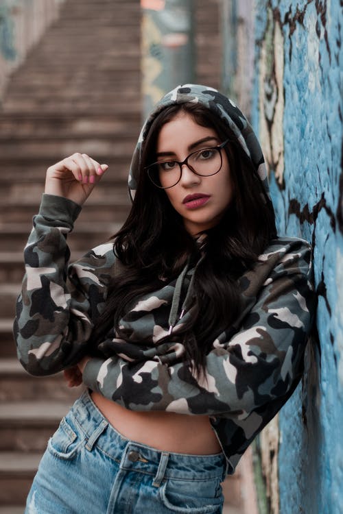 有关倚, 伪装, 垂直拍摄的免费素材图片