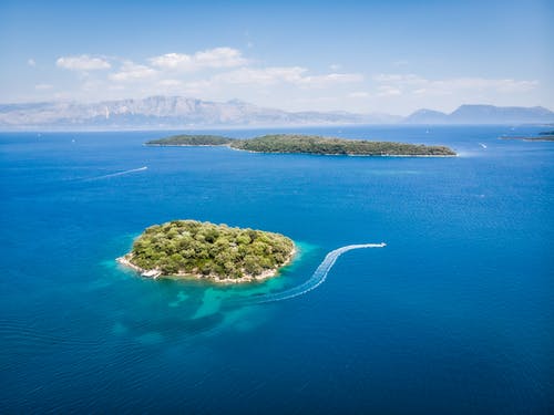 热带小岛，蓝色的海水在阳光明媚的日子洗 · 免费素材图片
