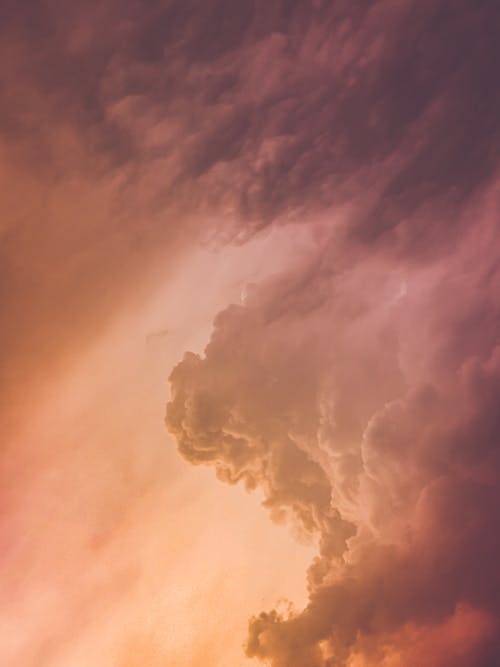 令人惊叹的夕阳的天空与蓬松的云彩 · 免费素材图片