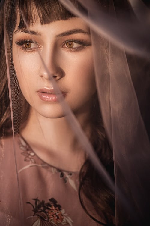 在工作室里轻化妆的性感女人 · 免费素材图片