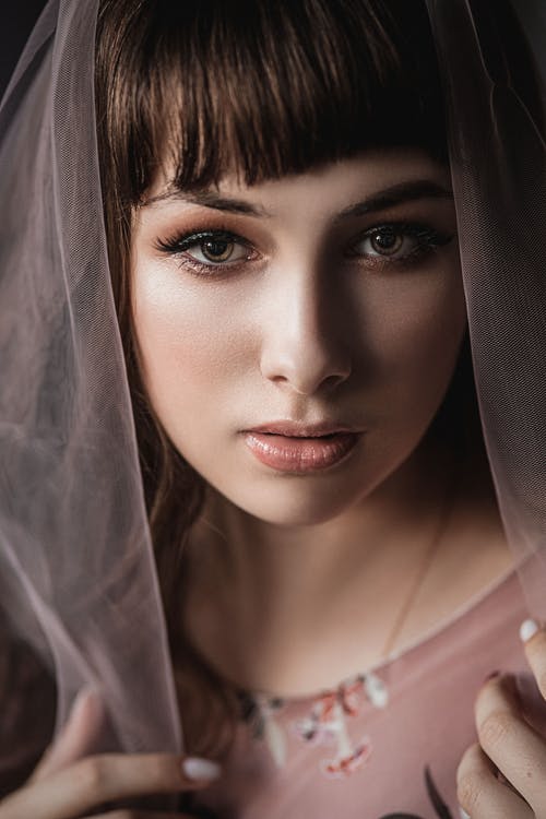 在工作室里的头上的面纱的女人 · 免费素材图片