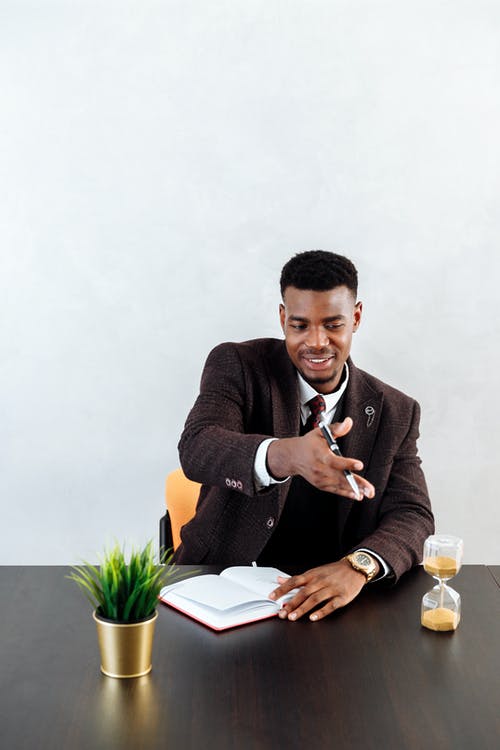 坐在椅子上的黑色西装外套的男人 · 免费素材图片