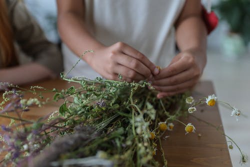 无法辨认的花店在桌上安排花束柔和的花 · 免费素材图片