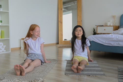 瑜伽期间在地毯上迷人的多样女孩 · 免费素材图片
