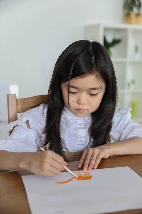 可爱小族裔儿童绘画与水彩画在纸上艺术课期间 · 免费素材图片