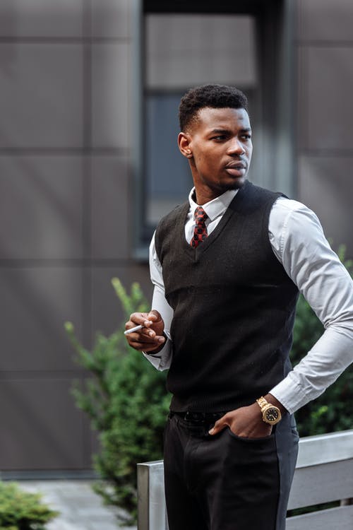 黑色背心和白色礼服衬衫的男人 · 免费素材图片