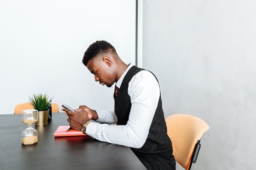 坐在椅子上的白色长袖衬衫的男人 · 免费素材图片