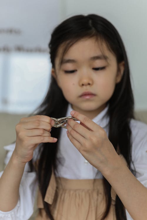 亚洲小姑娘在家里玩游戏 · 免费素材图片
