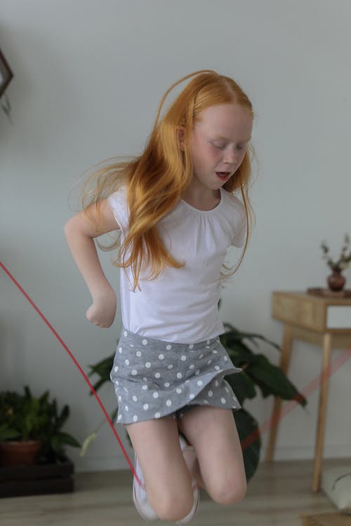 可爱的小女孩在家跳绳 · 免费素材图片