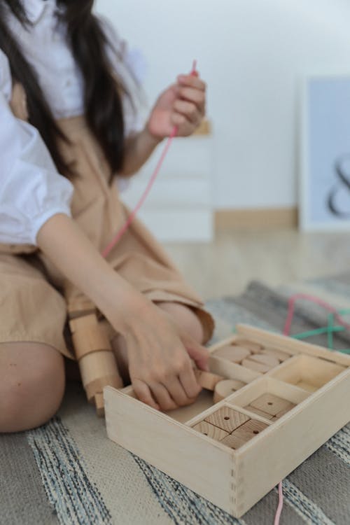 庄稼孩子在地板上玩积木 · 免费素材图片