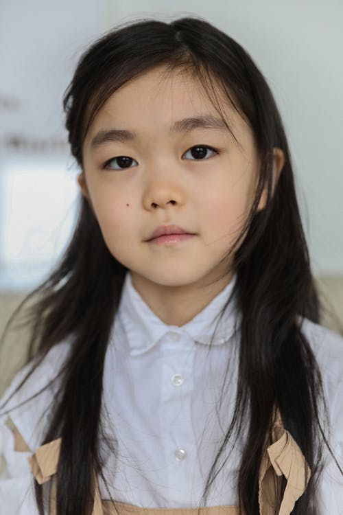 可爱的亚洲小女孩在家里 · 免费素材图片