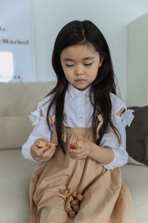 可爱的小女孩玩积木 · 免费素材图片