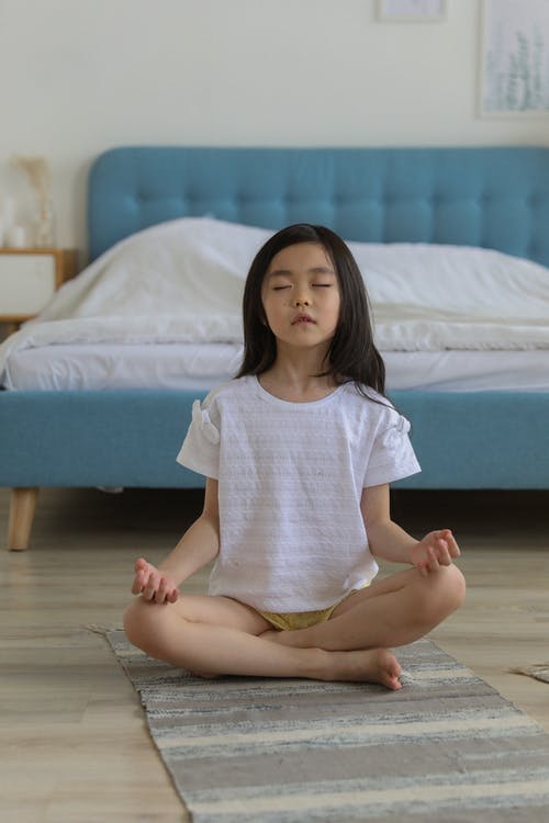 亚洲女孩白天在房间里冥想 · 免费素材图片
