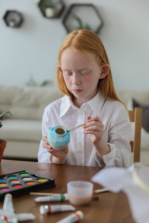 装饰有油漆的可爱的小女孩花瓶 · 免费素材图片