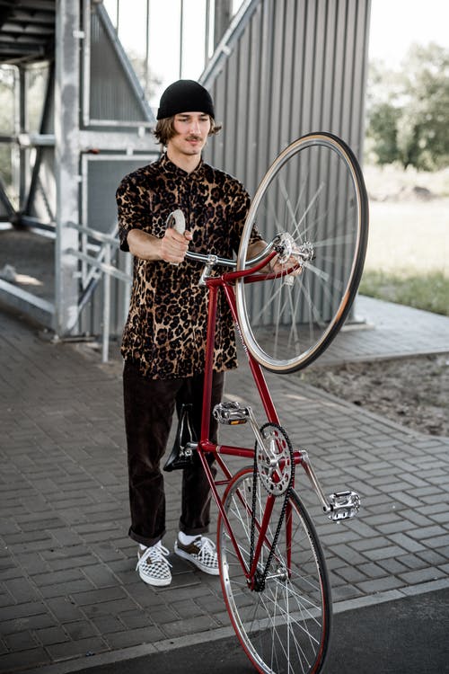 有关（顶部有小羊毛球的）羊毛帽子, polo衫, 人的免费素材图片