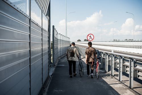 有关polo衫, 休闲装, 巷道的免费素材图片