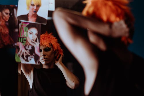 假发看反射的严重种族偏心女人 · 免费素材图片