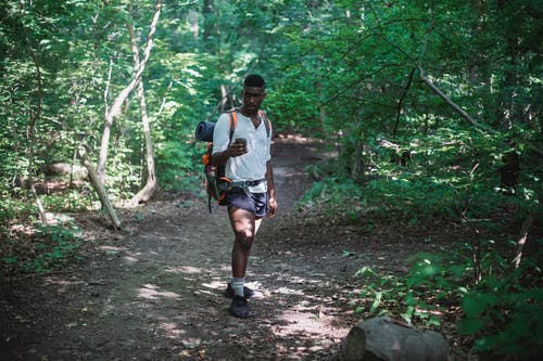 在森林里，背包里的非洲裔美国人 · 免费素材图片