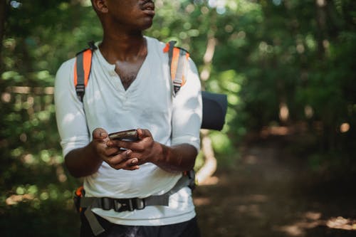 在森林里种着背包的黑人男子 · 免费素材图片