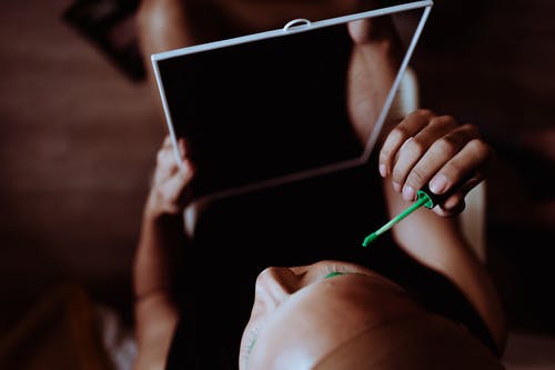 作物与镜子做五颜六色的化妆的女人 · 免费素材图片