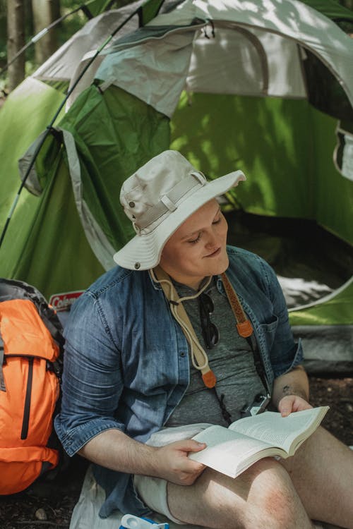 本书在帐篷营地休息的人 · 免费素材图片