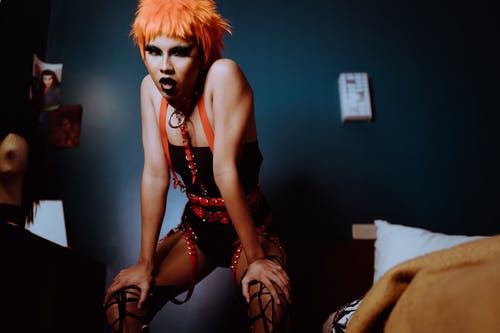 作物变性人站在卧室的明亮化妆 · 免费素材图片