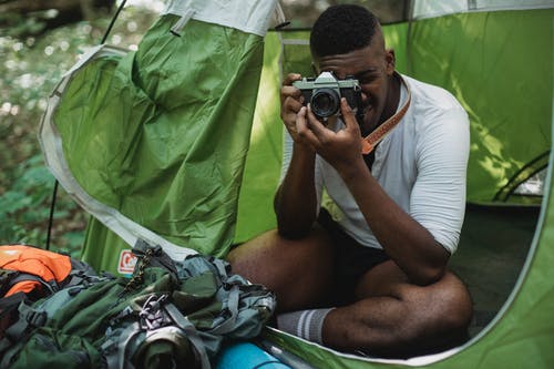 黑人在自然界中的老式相机拍照 · 免费素材图片