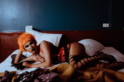 躺在床上的bdsm配件诱人的民族变性妓女 · 免费素材图片
