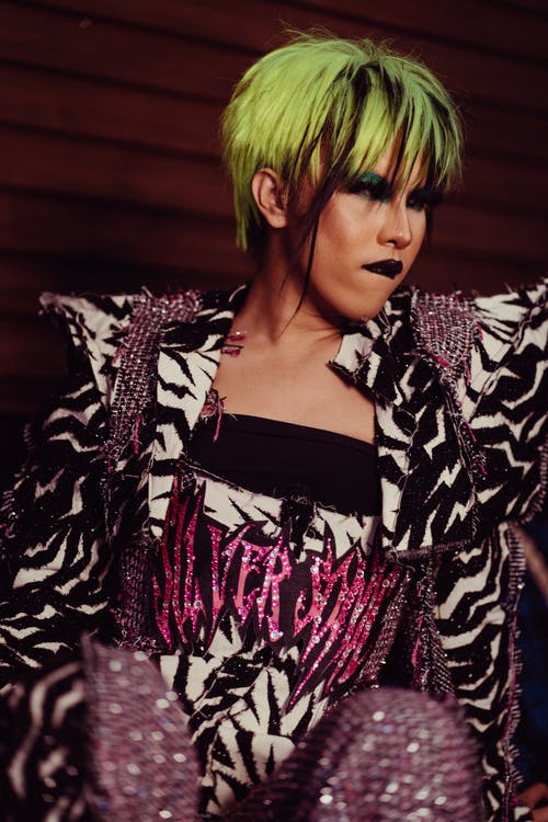 严肃的变性人模型在时髦的衣服，看着别处 · 免费素材图片