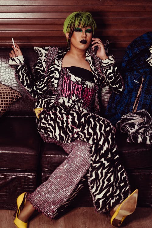 浅谈智能手机在沙发上的时尚变性人 · 免费素材图片