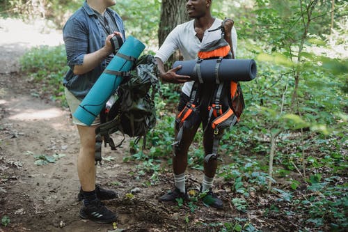 在森林里徒步旅行背包多种族旅行的人 · 免费素材图片