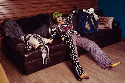 皮革沙发上疲惫的时尚变性 · 免费素材图片