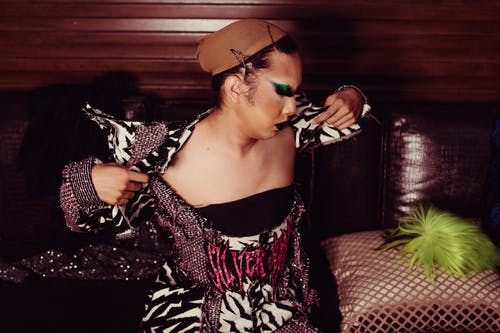 累了的变性人脱下服装 · 免费素材图片