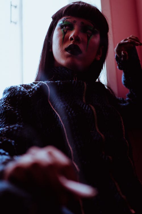 年轻的crossdresser与反对窗口化妆 · 免费素材图片