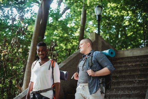 开朗的多样的朋友，走下楼 · 免费素材图片