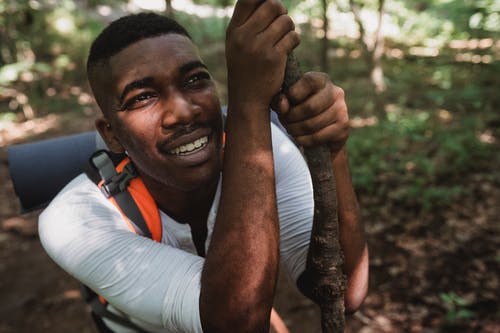 累了的非洲裔美国人，在森林里攀爬 · 免费素材图片