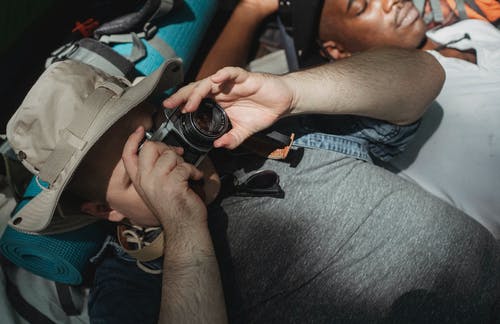 无法识别旅游拍照相机附近熟睡的黑人朋友 · 免费素材图片