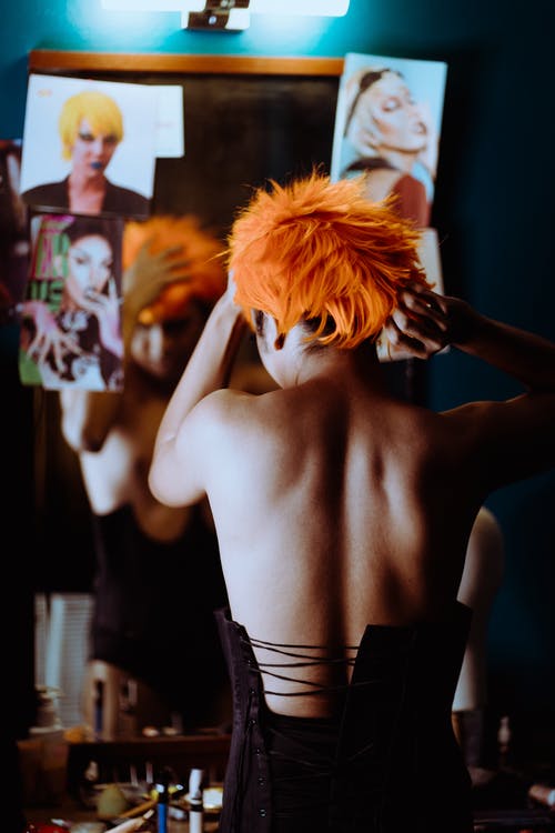 穿橙色假发的非正式女人 · 免费素材图片