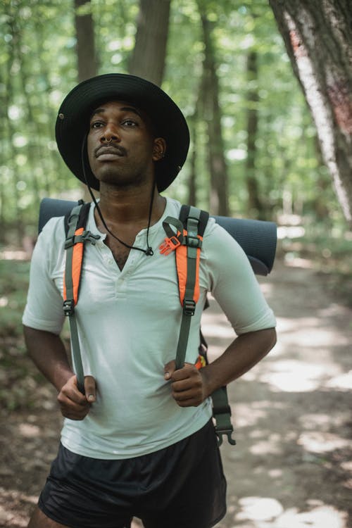 在森林中的路径上的不情愿的黑人徒步旅行者 · 免费素材图片