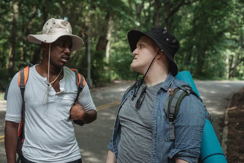 多样的男性旅行者，谈树林的路上 · 免费素材图片