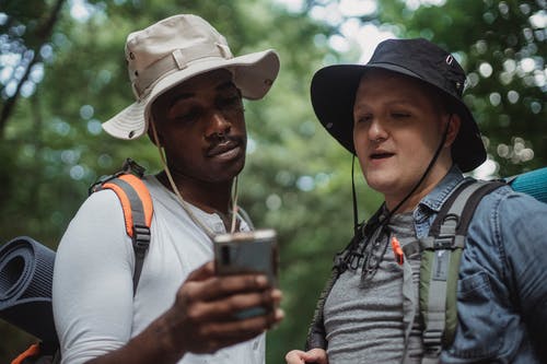 在夏季森林共享智能手机的多种族朋友 · 免费素材图片