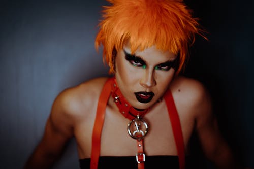 深色妆和橙色染发的怪异女人 · 免费素材图片