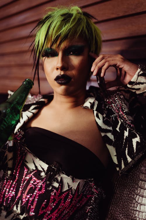 浅谈智能手机的时尚服装的严重变性模型 · 免费素材图片