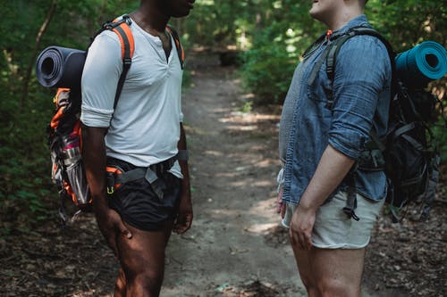 多民族男人谈森林的路径 · 免费素材图片