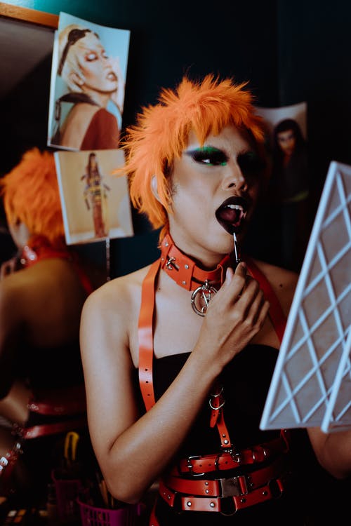 Bdsm服装的性感年轻种族变性男性艺术家在更衣室里化妆 · 免费素材图片