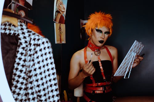 感性的雌雄同体男人在更衣室里化妆的奢侈服装 · 免费素材图片