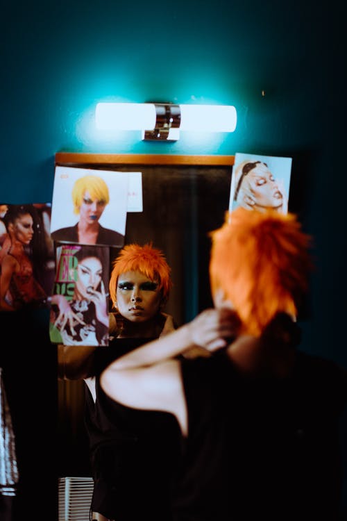 偏僻的外观和化妆在照明房间里的族裔女人 · 免费素材图片