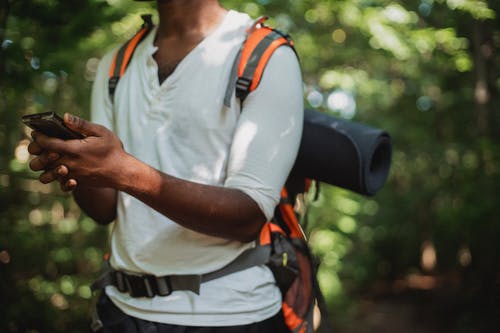 作物与智能手机在森林里的徒步旅行者 · 免费素材图片