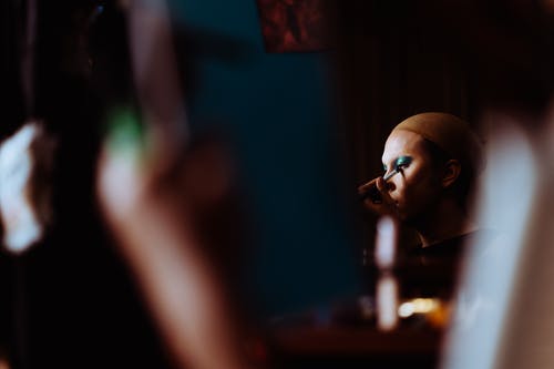 女演员用化妆刷在眼皮上涂眼影 · 免费素材图片