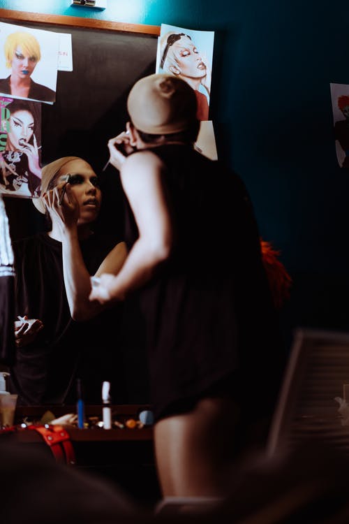 女演员在工作中照镜子时做化妆 · 免费素材图片